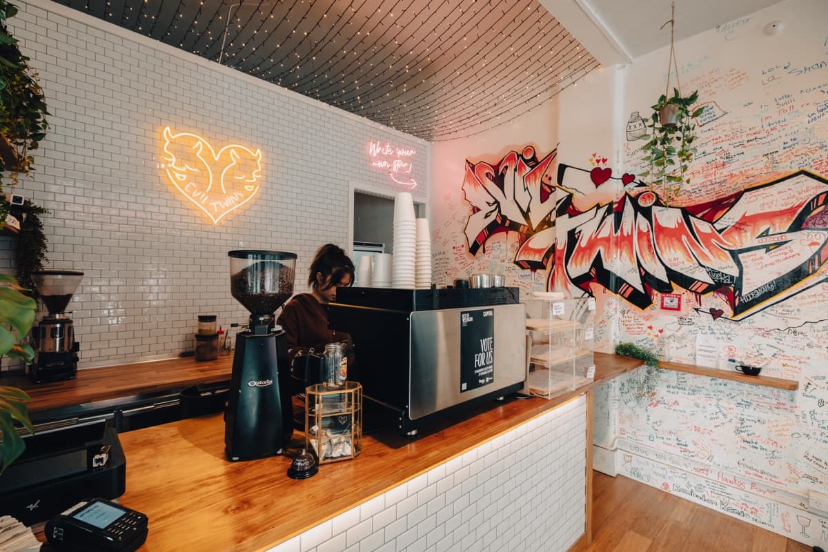 A neighbourhood coffee spot on Willis Street with serious character. Great beans, friendly baristas, and an unpretentious energy that makes you feel right at home from the first visit. The kind of café where the coffee is always dialled in, the cabinet is always worth a look, and the regulars are already planning tomorrow's order. No gimmicks, just genuinely good coffee made by people who care. A local favourite for very good reason.